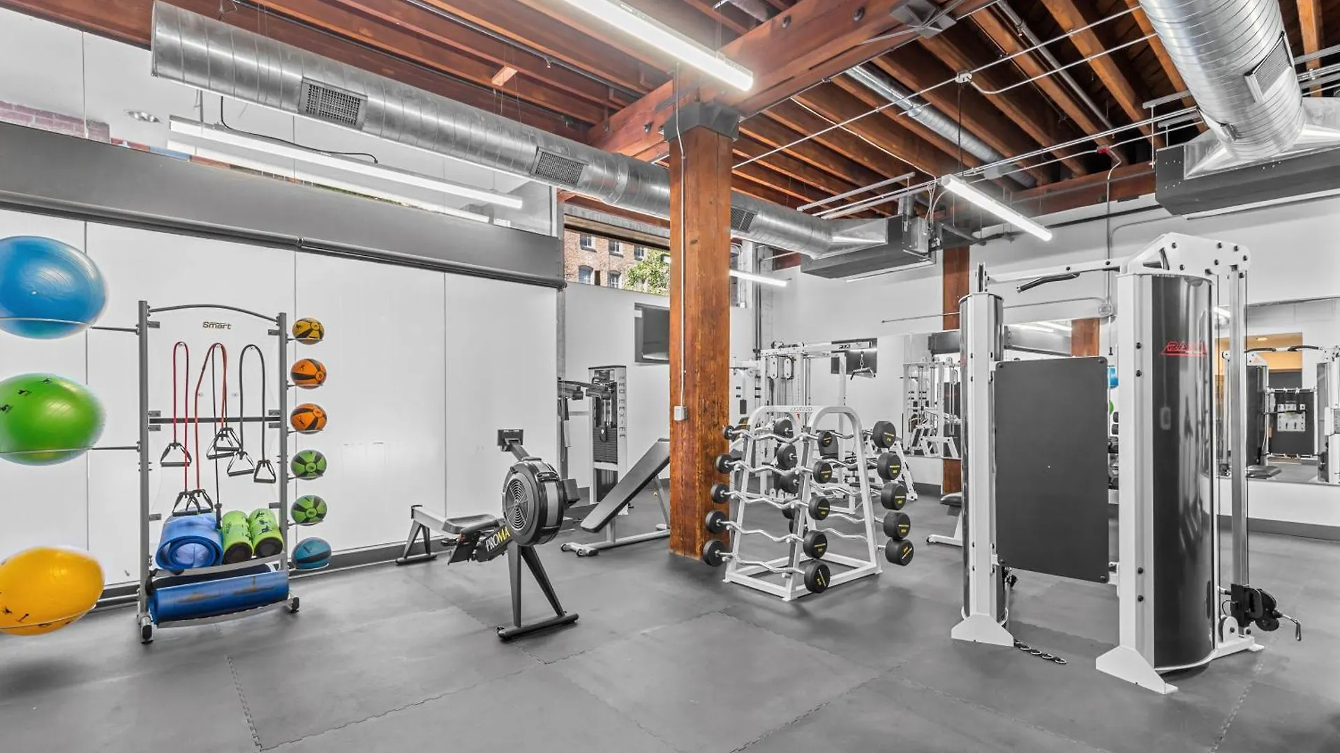 Riverfront Loft-Parking-Gym-Deck-4I Saint Louis Apartment
