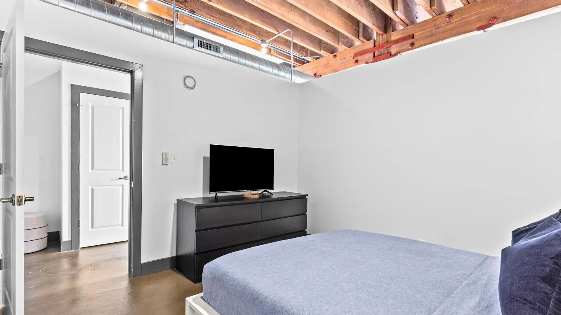 Riverfront Loft-Parking-Gym-Deck-4I Saint Louis